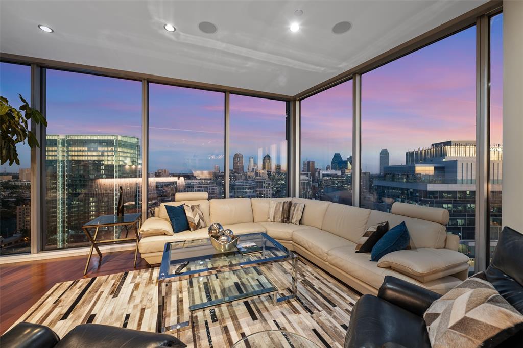 2900 Mckinnon Street 2601