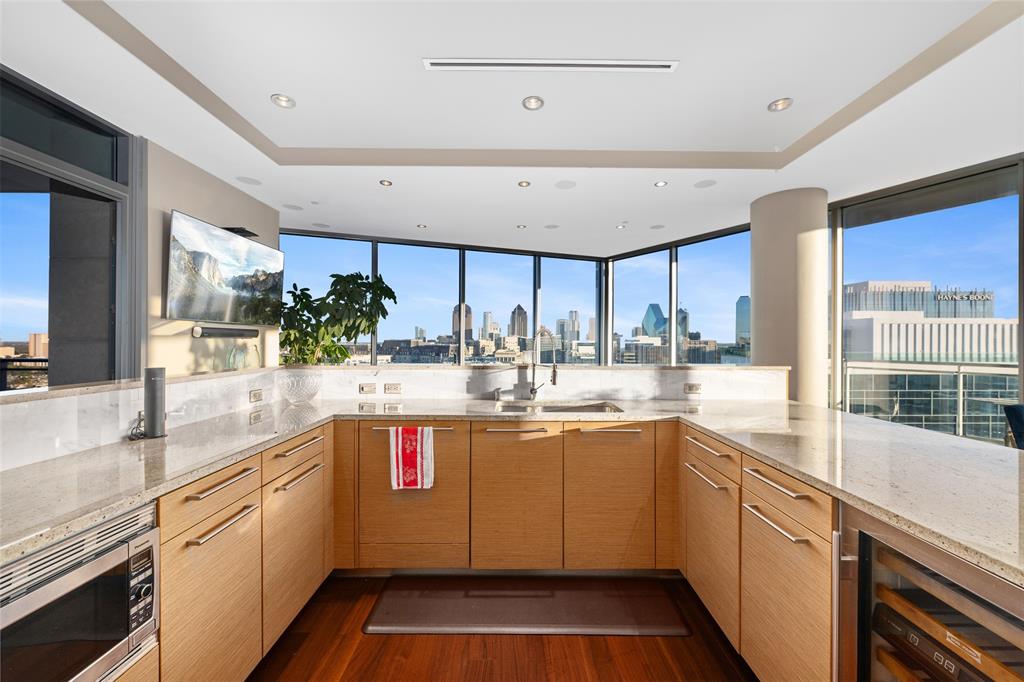 2900 Mckinnon Street 2601