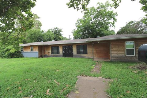Photo of 17 Macarthur Drive #B, Denison, TX 75020 (MLS # 21248770)