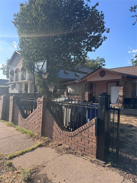 Photo of 1531 Fairview Avenue, Dallas, TX 75223 (MLS # 21387642)