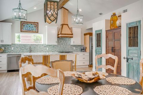 Photo of 508 S Elm Street, Weatherford, TX 76086 (MLS # 21243513)