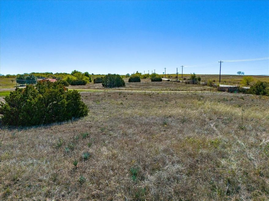 HARD TO FIND  -- 3 acre tract in Aledo ISD that's outside of any subdivision, yet surrounded by exclusive horse properties and luxury homes...AND less than a mile from Aledo's premier Avanzada Golf and Ranch Club that's coming soon! Great homesite that fronts Kelly Rd. and overlooks miles and miles of scenic countryside! Acclaimed Aledo Schools.