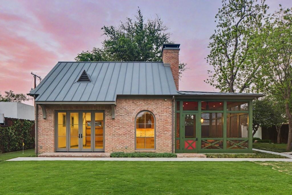 4636 Belclaire Avenue