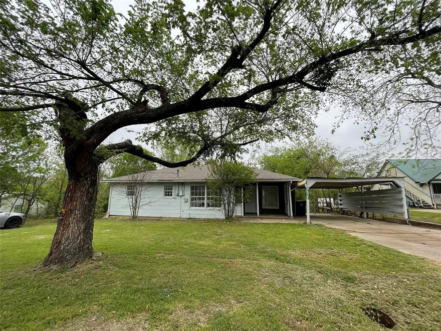 Mineral rights included!!! Looking for a great home with half acre land with an affordable price? Here's your opportunity to own this cute 3 bedrooms and 1 bathroom. This home is renovated last year and has a new AC ready for you to move in or ready for your tenants. Close to Southwestern  Adventist University so it's good for your student or add to your rental portfolio. So look no further and schedule your showings today before it's gone!