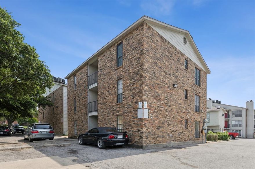 Full renovated condo in the perfect location! New Paint throughout with included washer & dryer. Water and trash are included in rent. Minutes to UTD and all major highways. Bus for UTD picks up on the corner. Plano ISD schools if applicable with bus pickup directly in the front.