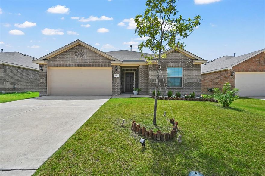 **Security deposit options: PAY A REFUNDABLE CASH DEPOSIT IN FULL OR PAY A MONTHLY FEE IN LIEU OF CASH DEPOSIT UPON APPROVAL*

UPDATED PRICE! Beautiful & well-maintained home with great curb appeal in the Windmill Farms community of Forney - available now! Boasting 3 BR, 2 BA & 2-car garage with features that include an open floor plan, neutral wall color, split bedrooms, spacious kitchen with granite countertops, 
SS appliances, plenty of counter & cabinet space, primary bedroom with an en-suite bathroom, linen closet, separate shower and walk-in closet! 
Enjoy the large, fenced backyard and oversized open patio, or make use of the HOA playground area - perfect for fun & entertaining! Conveniently located close to major highways, restaurants and shopping within the award-winning Forney ISD. Make this your home today!

Refrigerator provided for use during the lease term!

Pets welcome with prior approval, deposit & monthly rent