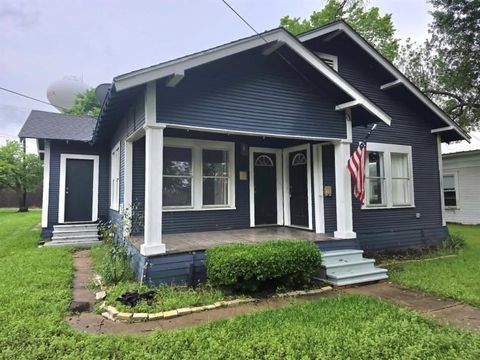 Photo of 408 W Trinity Street, Groesbeck, TX 76642 (MLS # 21259812)