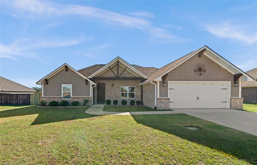 New privacy fence 
Three bedroom two bath home, located within close proximity to dining and shopping in the Lindale school district. Property features wood plank tile throughout home along with beautiful granite counters that elegantly contrast dark cabinetry in kitchen.