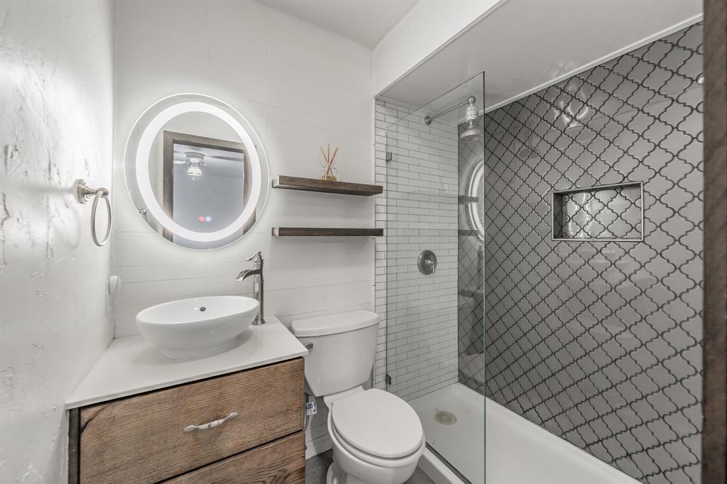 Chart House Condo The - Residential