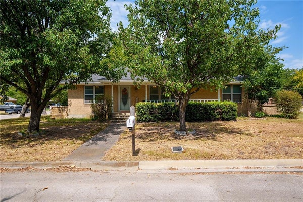 223 HILLCREST ST, SANGER, TX 76266 - Image 9c0671d8e7724bf3e7694d58ab86fd74/275446568