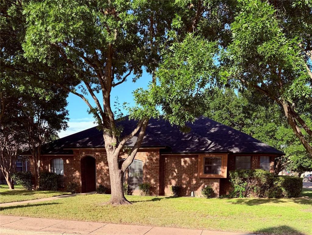 Photo of 1712 Colonial Court, Prosper, TX 75078 (MLS # 21319530)