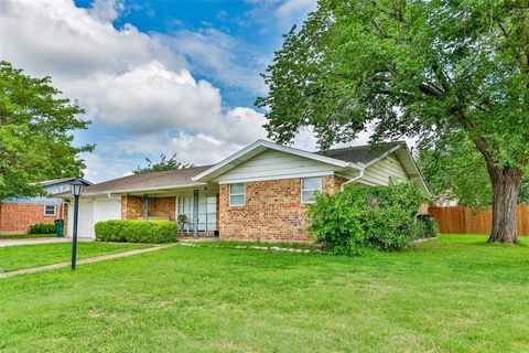 Photo of 1808 College Street, Gainesville, TX 76240 (MLS # 21288987)