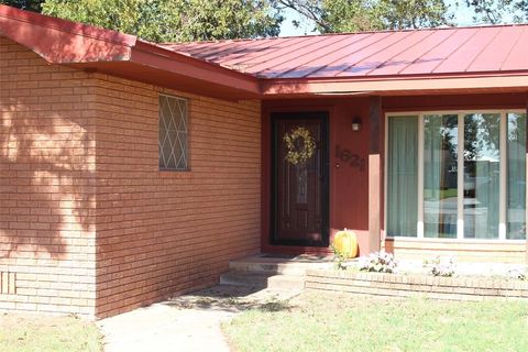 Tiny photo for 1621 W Main Street, Munday, TX 76371 (MLS # 21100534)