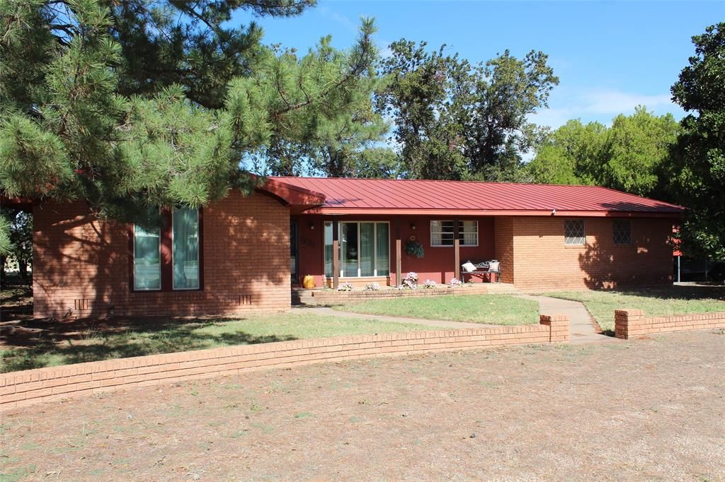 Photo for 1621 W Main Street, Munday, TX 76371 (MLS # 21100534)