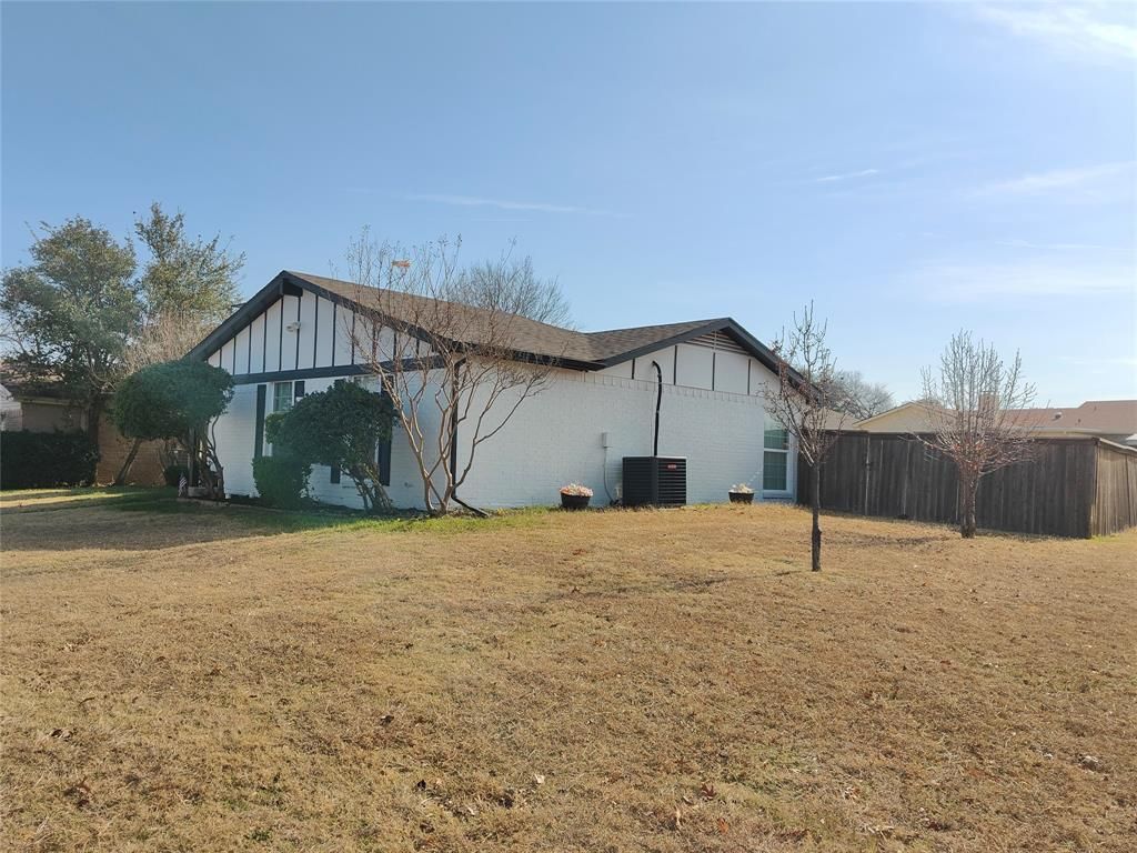 Photo of 2700 Winding Creek Drive, Carrollton, TX 75007 (MLS # 21162499)