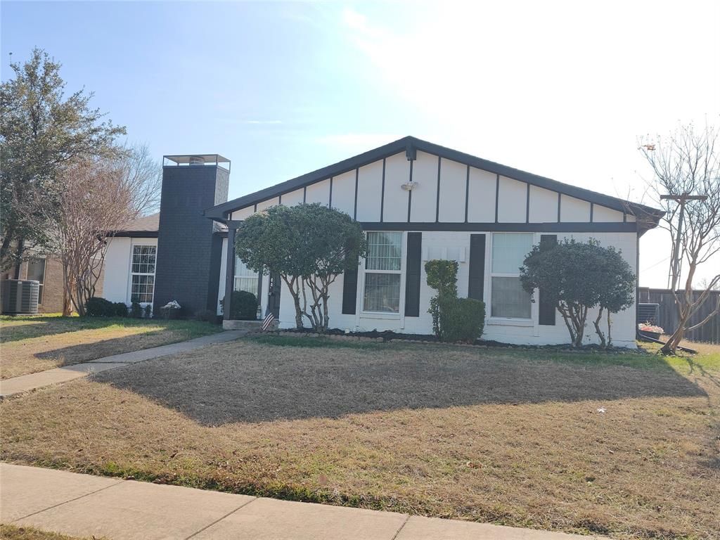 Photo of 2700 Winding Creek Drive, Carrollton, TX 75007 (MLS # 21162499)