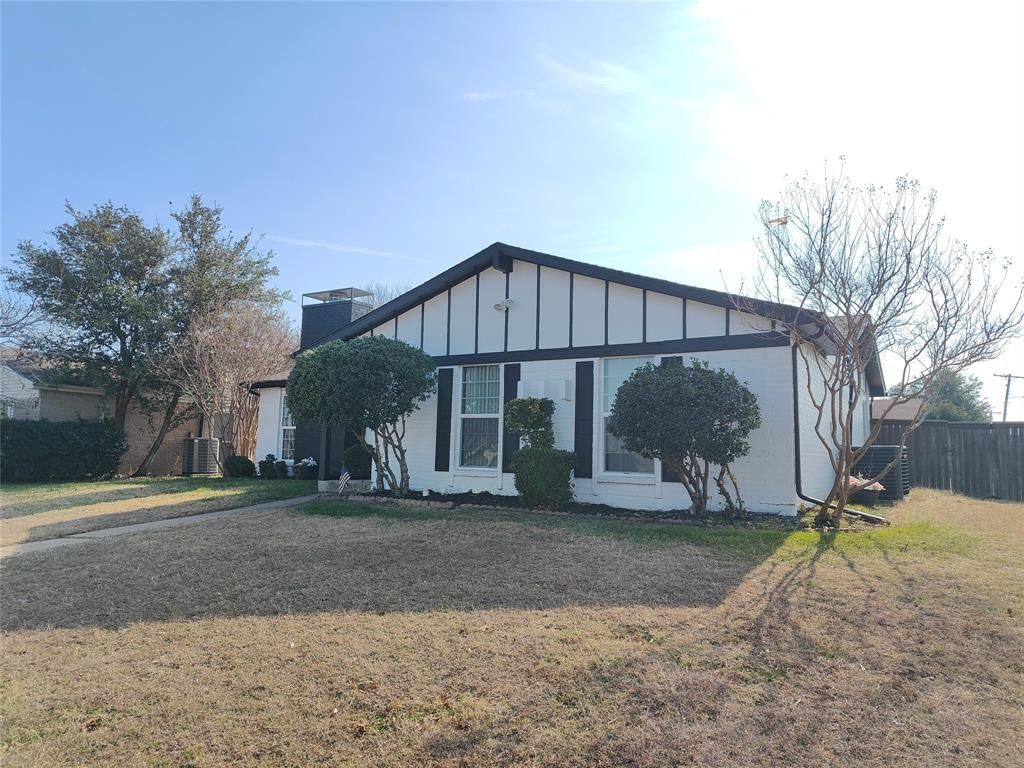 Photo of 2700 Winding Creek Drive, Carrollton, TX 75007 (MLS # 21162499)