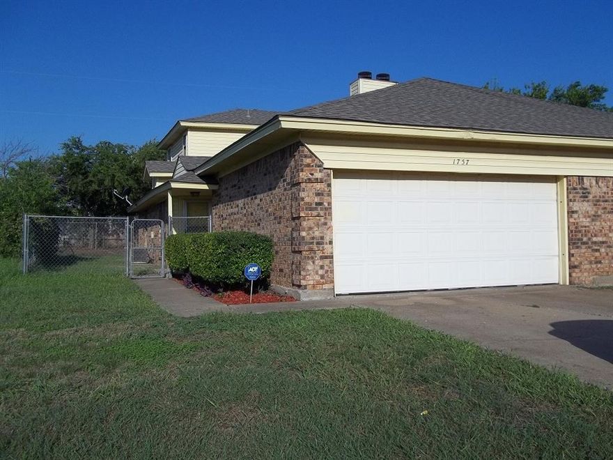 Cute 2 story Duplex * Fireplace * 3 Bedrooms * 2 Full Baths * 2 car garage * Separate utility room * Pets will be considered on a case by case basis * Fridge * tile floors * newish interior paint & newish carpet * DeSoto schools
Application Fee $60 per adult, certified funds only - zelle to my cell or venmo to my email