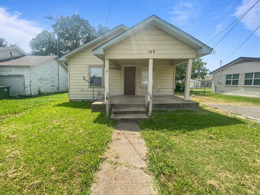 Charming 2 bedroom one bath home great first time home or investment opportunity.  Home is in old town Sanger conveniently located near a growing and thriving downtown with churches, shopping, and dining.   Enjoy your shaded backyard in a peaceful and quiet neighborhood.