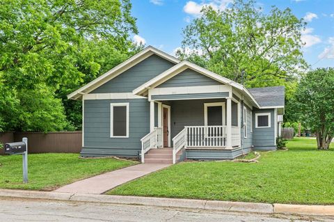 Photo of 800 N Clements Street, Gainesville, TX 76240 (MLS # 21254073)