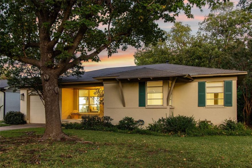 New Price.  A GREAT CHOICE for the New Year!
Richardson Heights Charmer: Solid, well-built Pier & Beam with original hardwood floors and Owner made upgrades.  Nice drive up with a cute porch and handsome, 3-light, frosted glass solid wood door.  The front living room features original hardwoods, built in bookcase and a double window that overlooks the pretty tree-lined street.
The kitchen has been updated and includes thick granite countertops, replaced cabinetry, stainless steel appliances and a gas range.  Kitchen and dining are completely open providing great flow for entertaining.  Beautiful views of the backyard thru the large windows.  Another three-pane glass door provides direct access to the patio and landscaped yard. 
Recently uncovered hardwoods in all three bedrooms.  Well-sized closets (for a 1958 home).  Primary bedroom overlooks the backyard and has an ensuite bath.  Half bath is adjacent to the primary and separated by a door.
Backyard is a delightful oasis, pretty in all four seasons. This home lives large for its size!  Close to parks and shopping.  Ask to see the utility bills, this house is a smart choice!