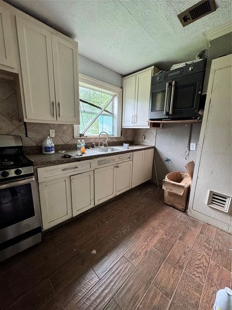 Photo of 8641 Craige Drive, Dallas, TX 75217 (MLS # 21251047)