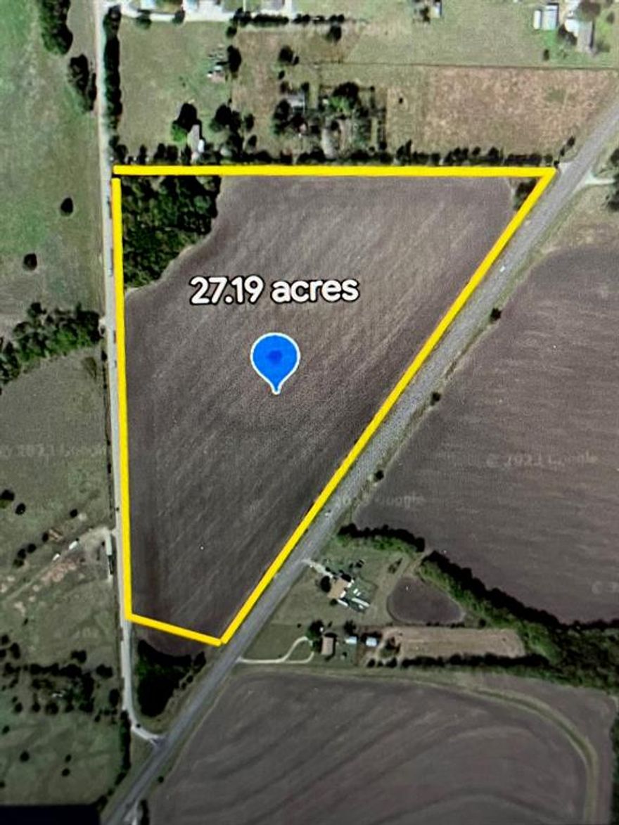 27.19 acres of prime real estate in growing Farmersville, Collin county, right on busy Hwy 78 just 1.5 miles from the heavily traveled Hwy 380
and city of Farmersville. Lots of possibilities with road frontage on two sides. Currently leased for farming and is Ag exempt.