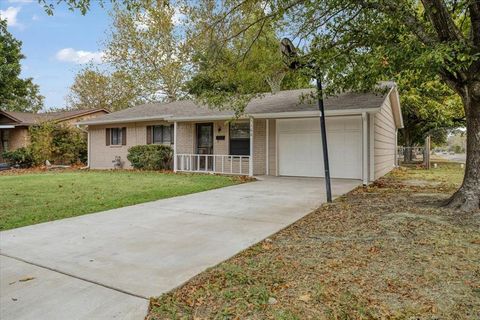 Photo of 100 E Cunningham Street, Bonham, TX 75418 (MLS # 21254076)