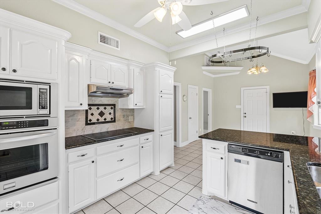 Benton, Louisiana 71006, United States, 4 Bedrooms Bedrooms, ,2 BathroomsBathrooms,Residential,Pending,57837