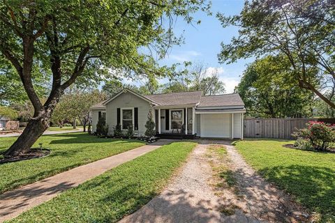 Photo of 401 Elizabeth Street, Terrell, TX 75160 (MLS # 21223514)
