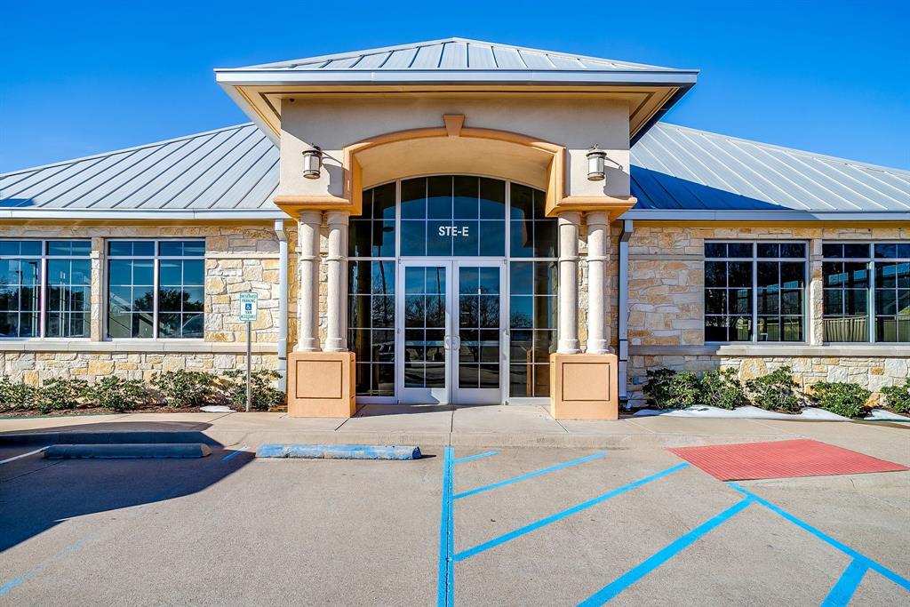 Photo 1 of 30 — 1200 Crawford Avenue E, Granbury, TX 76048