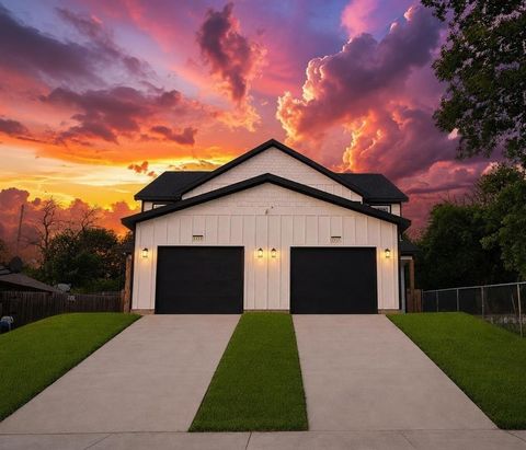 Photo of 2209 Brookes Street, Fort Worth, TX 76105 (MLS # 21327268)