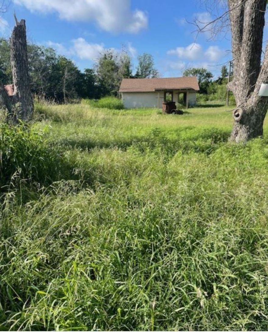 GRERAT LOT FOR BUILDING IN EARLY OR COULD BE DEVELOPED.  OUTSIDE CITY LIMITS BUT IN WALKING DISTANCE OF PARK AND BASEBALL FIELDS. HAS A LOT OF ROAD FRONTAGE AND LARGE TREES WITH SOME OUT BUILDINGS