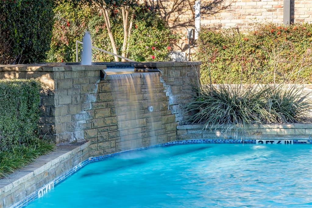 THE OAKS ON MONTFORT CONDOS - Residential