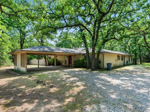 Photo of 217 Colt Drive, Gainesville, TX 76240 (MLS # 21227936)