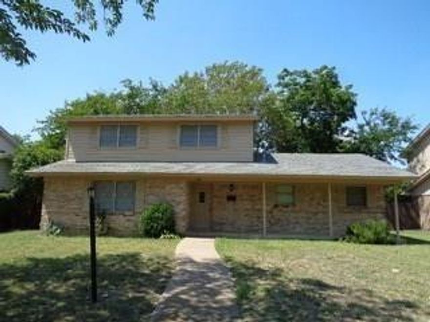 Welcome to this inviting 3 bedroom, 2 bath home located in the heart of East Dallas. Enjoy everything the area has to offer  just minutes from White Rock Lake, the Dallas Arboretum, and a wide variety of shopping, dining, and entertainment options.
Conveniently located near major highways, including I635 and I30, this home offers easy access to downtown Dallas and surrounding areas, making your commute a breeze.  Call to see today! No smoking inside property.  Rental ins. required.