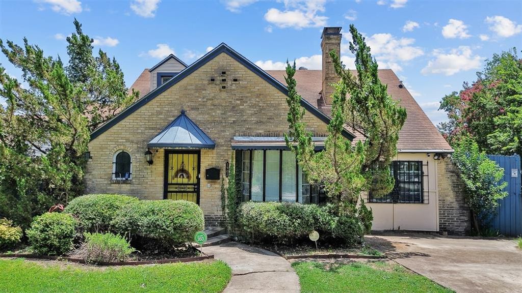 Photo of 1902 Norfolk Avenue, Dallas, TX 75203 (MLS # 21157752)