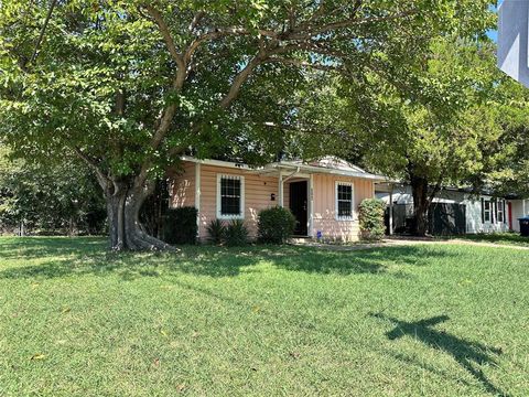 Photo of 3744 S Hughes Avenue, Fort Worth, TX 76119 (MLS # 21127342)