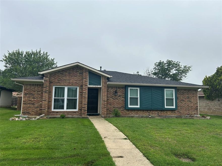 Cute one stores Home in Establish neiborhood is waiting for new owner. Fresh paint interior and exterior. Laminate floor 2 Living room and hall way.
Seller update and replaced all windows. Please come and see, it will not last long. All information are reliable but not guarantee. Buyer and buyer agent
verify all the information.