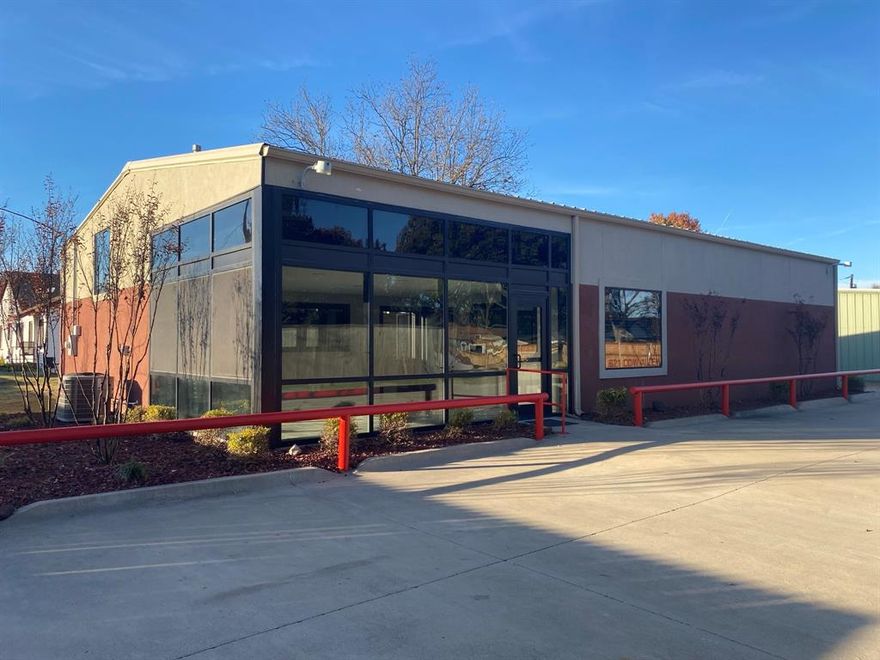 This space has a main entry area that can be used as reception, showroom or office plus one additional office with the remaining space being warehouse. The office and warehouse both have heating and air conditioning. Excellent condition. Newer paint and tile! There is one bathroom in the warehouse.

Seller-finance is a possibility!

Zoned General Retail. Lot’s of potential here!