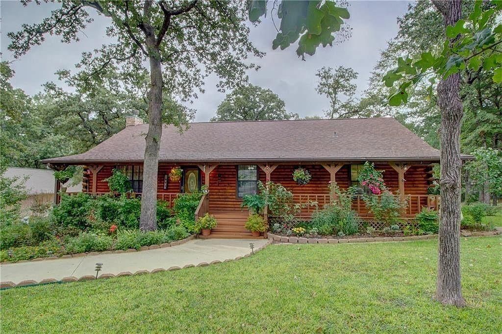 Photo of 105 Santee Drive, Lake Kiowa, TX 76240 (MLS # 21311216)