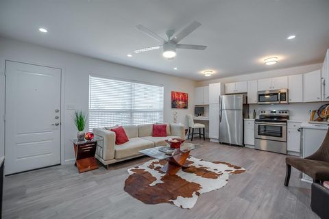 Photo of 1809 Bennett Avenue #113A, Dallas, TX 75206 (MLS # 21198336)