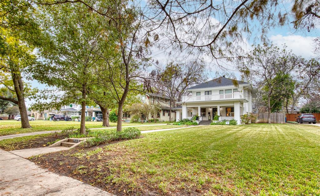 211 N Rosemont Avenue