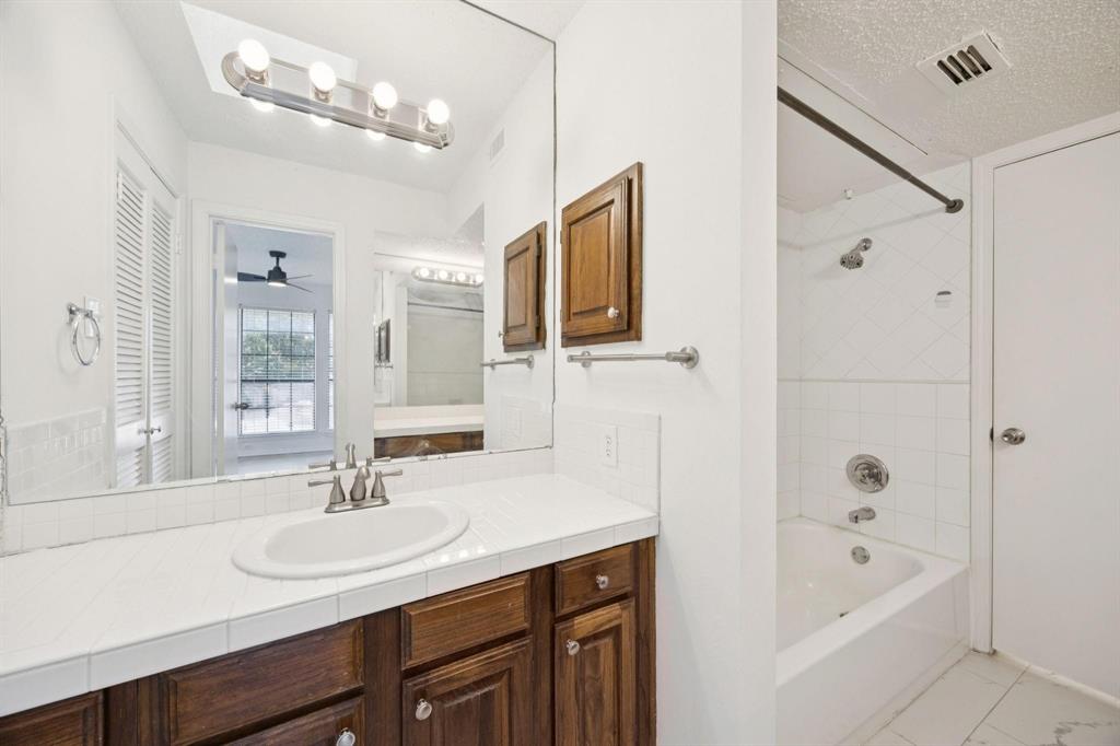 LA BUEÑA VIDA - Residential Lease