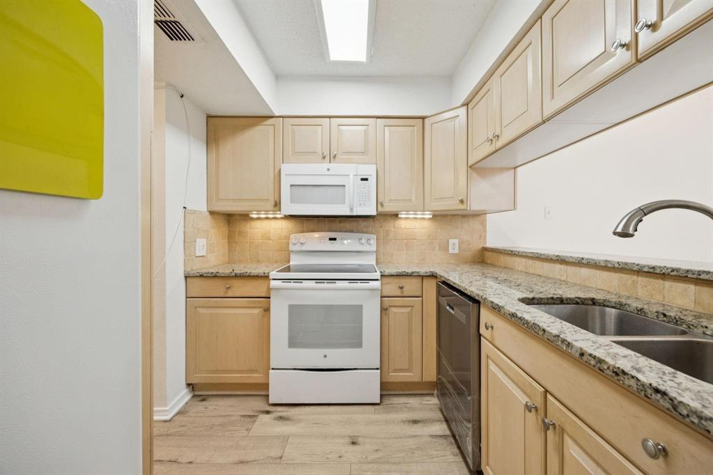 LA BUEÑA VIDA - Residential Lease