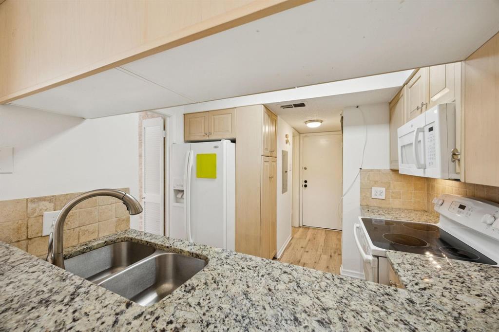 LA BUEÑA VIDA - Residential Lease