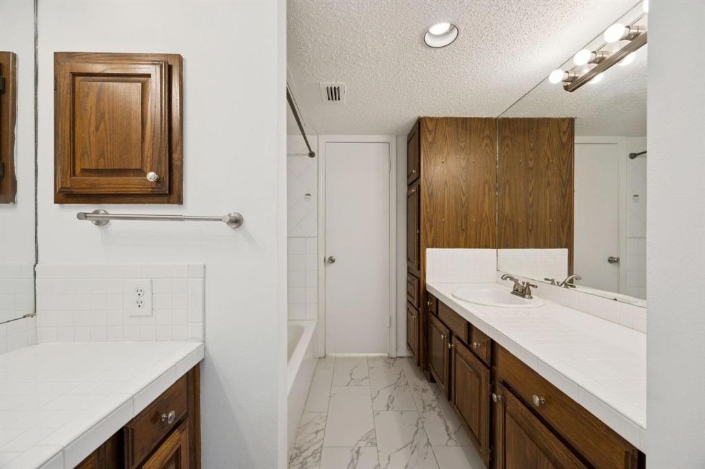 LA BUEÑA VIDA - Residential Lease