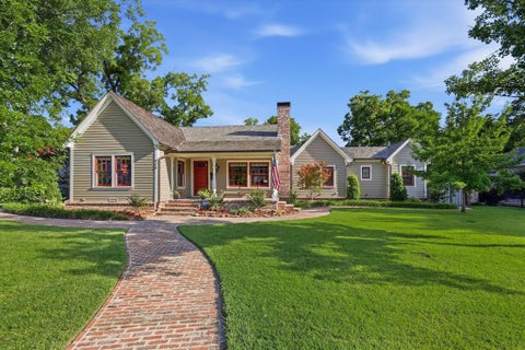 Photo of 426 E Texas Street, Grapevine, TX 76051 (MLS # 21314096)