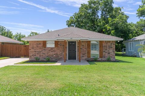 Photo of 821 Gibbard Avenue, Wills Point, TX 75169 (MLS # 21002496)
