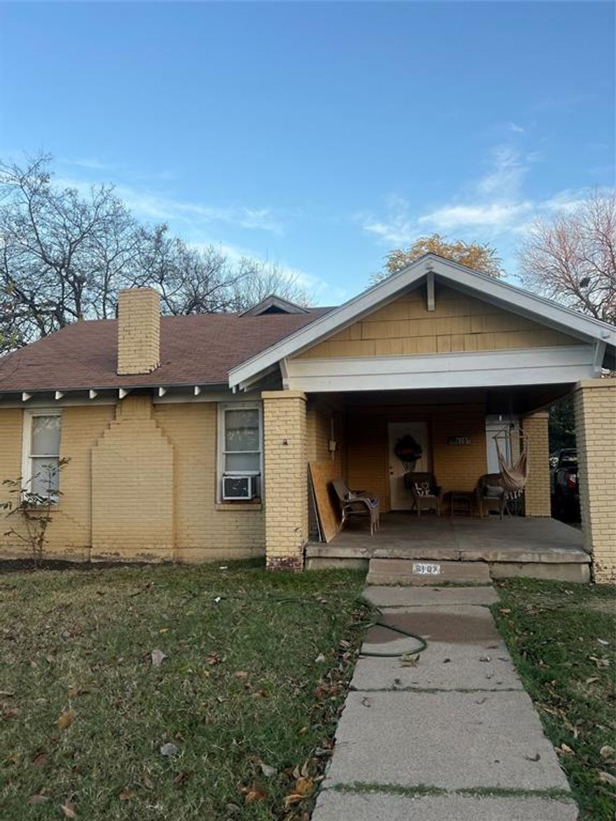 Investor Special in Prime Lakewood Heights!
Sitting on a corner lot in one of Dallas’ most coveted pockets, this 2-bed, 1.5-bath property delivers unbeatable location and serious potential. Just minutes from Lower Greenville, White Rock Lake, Lakewood Country Club, restaurants, parks, and everything buyers love about the area. Perfect opportunity to renovate, rebuild, or hold as a long-term investment. Opportunity like this doesn’t linger.